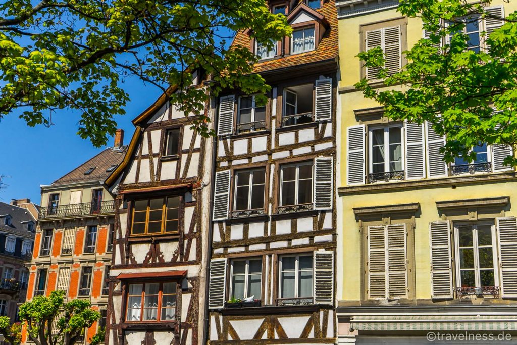 Blick auf bäuerliche Hausfassade in Straßburg