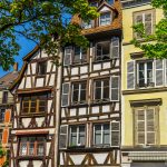 Blick auf bäuerliche Hausfassade in Straßburg