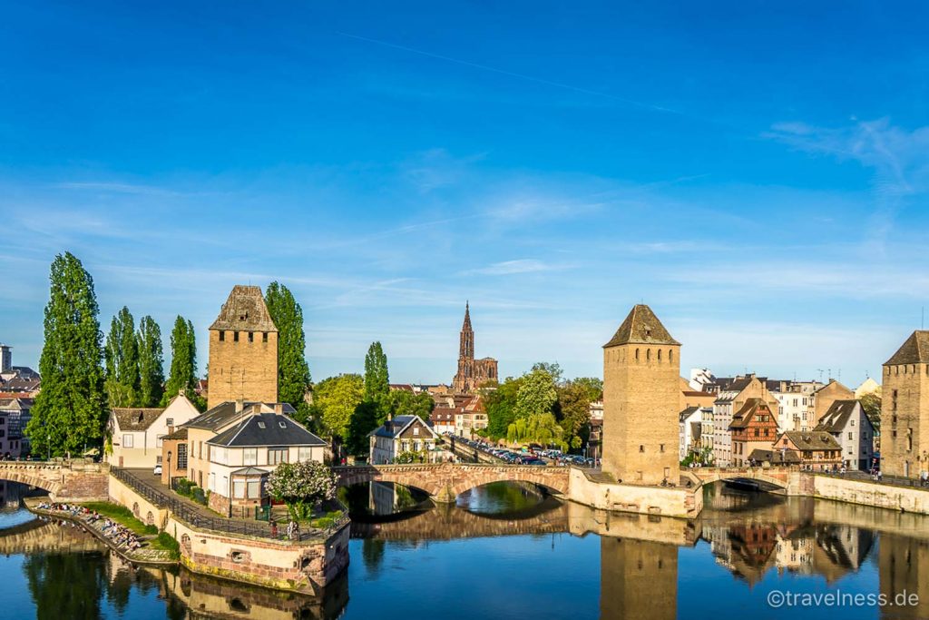 Barrage Vauban bei Sonnenschein und belebtem Tourismus