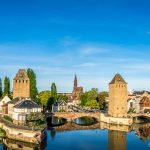 Barrage Vauban bei Sonnenschein und belebtem Tourismus