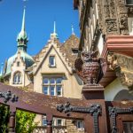 Eule sitzt auf altem Zaun in Straßburg