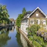 Kanal in Straßburg mit Blumenrand