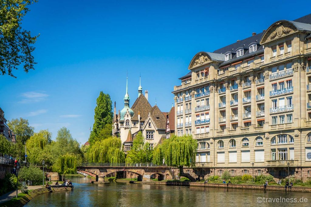 Blick vom Wasser auf das Lycée International des Pontonniers