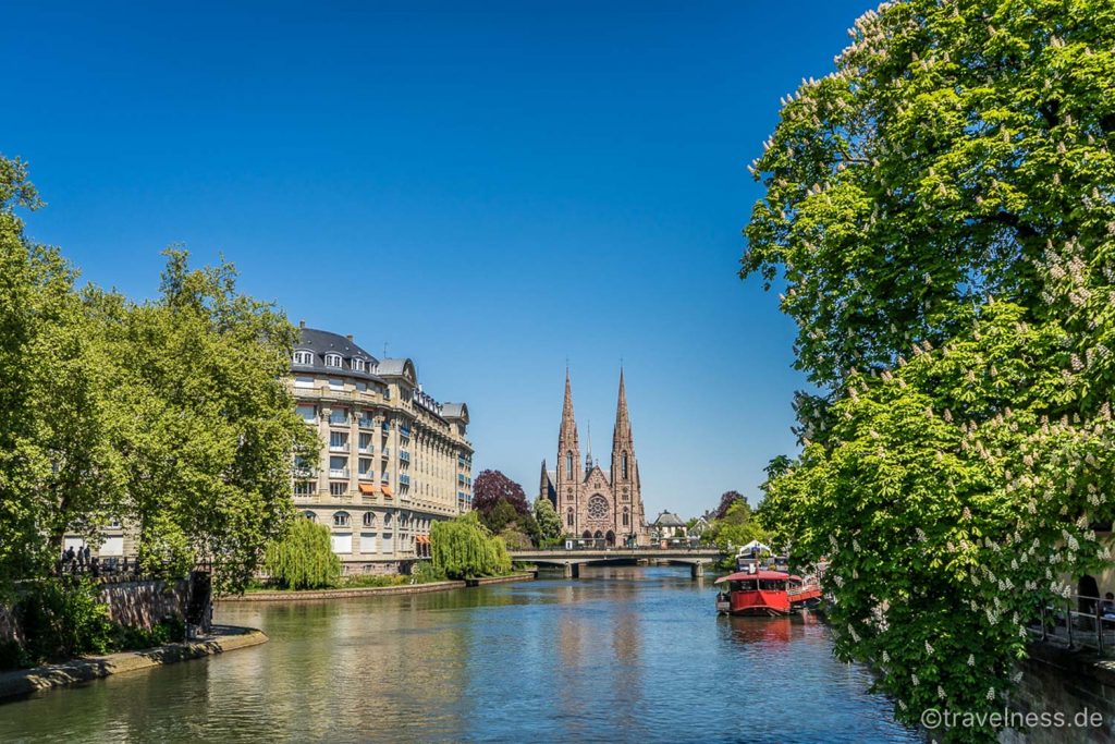 Blick über das Wasser auf protestantische Paulskirche in Straßburg