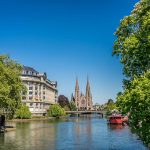 Blick über das Wasser auf protestantische Paulskirche in Straßburg