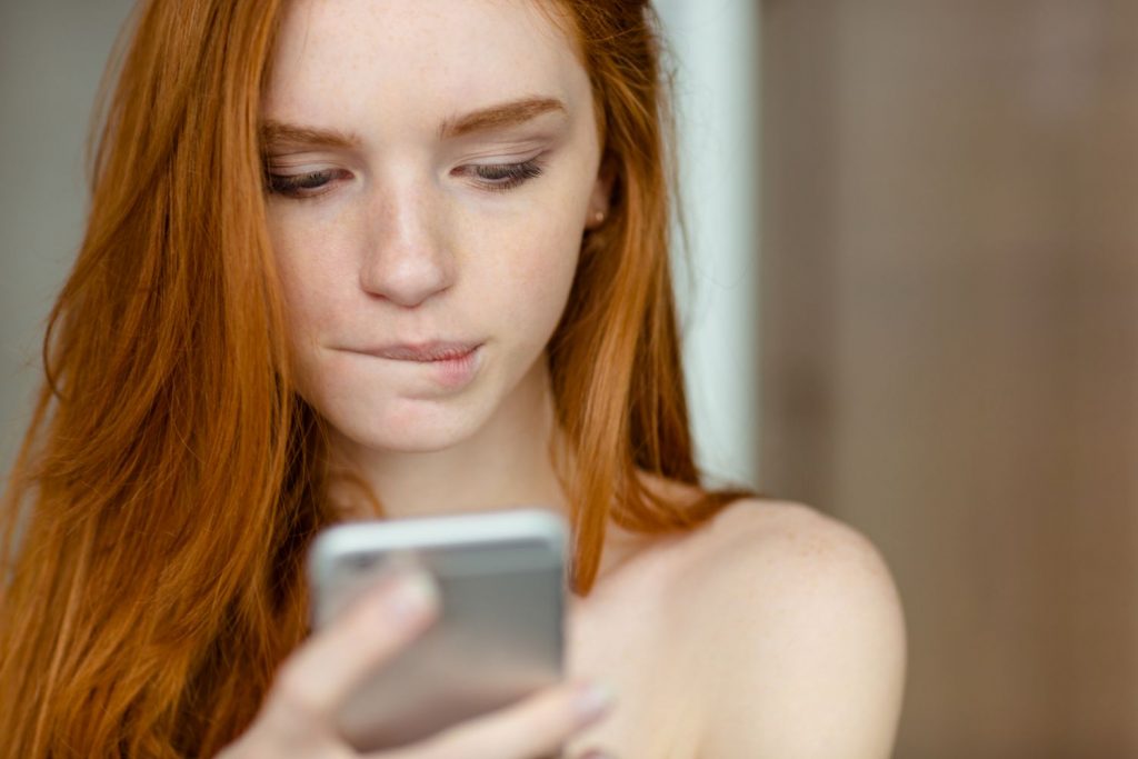 Frau mit Smartphone