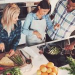 Drei Freunde kochen zusammen