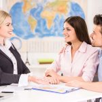Ein Paar bucht eine Reise in einem Reisebüro