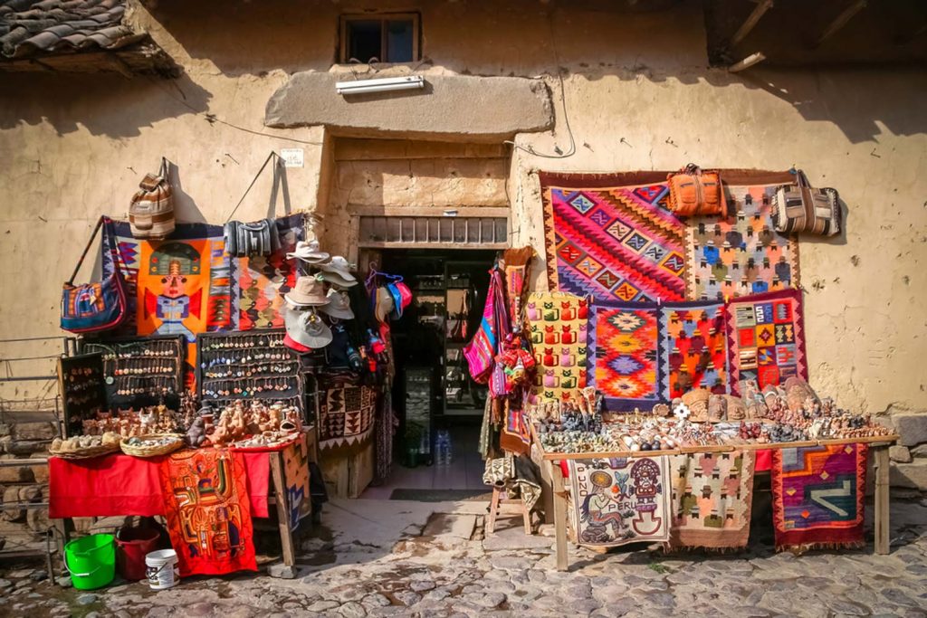 Ein Souvenirshop in Peru bietet zahlreiche Utensilien an