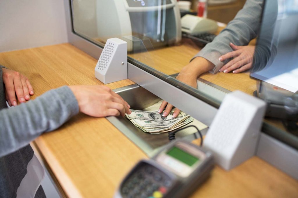 Eine Person wechselt Geld in einer Wechselstube