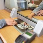 Eine Person wechselt Geld in einer Wechselstube