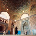 Verhüllt in die Moschee