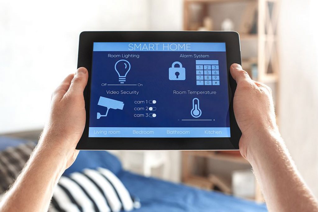 Mann steuert mit Tablet sein smartes Zuhause im Kontrollsystem