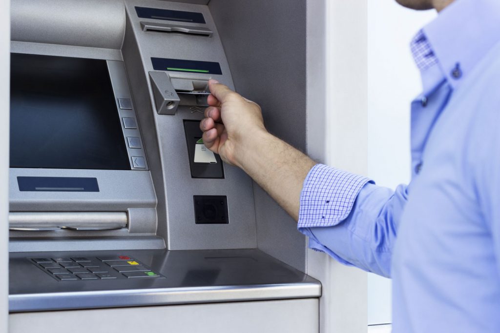 Ankunft: Geld am Automaten