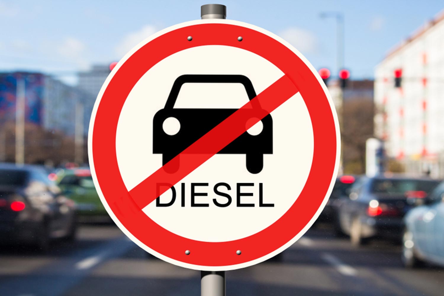 Schild weist ein Verbot für Diesel aus.
