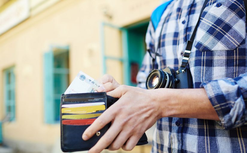 Bar oder mit Karte? Bezahlung auf Reisen