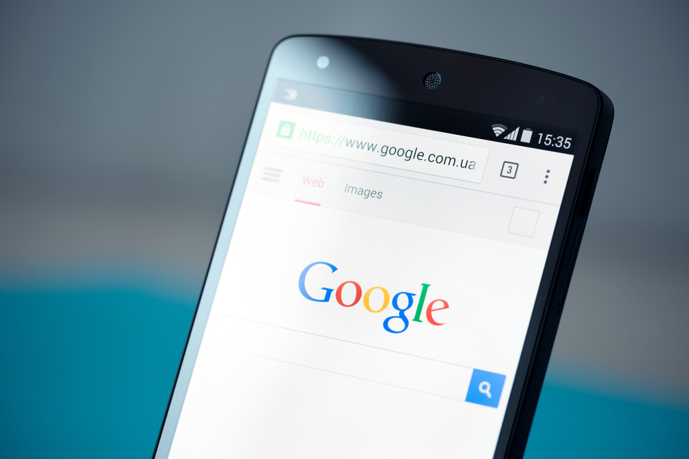 Smartphone mit geöffneter Google-Seite.