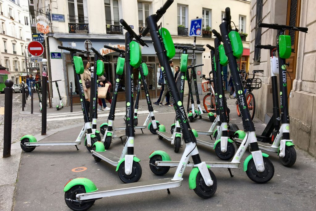 Abgestellte E-Scooter blockieren Gehweg in Paris.