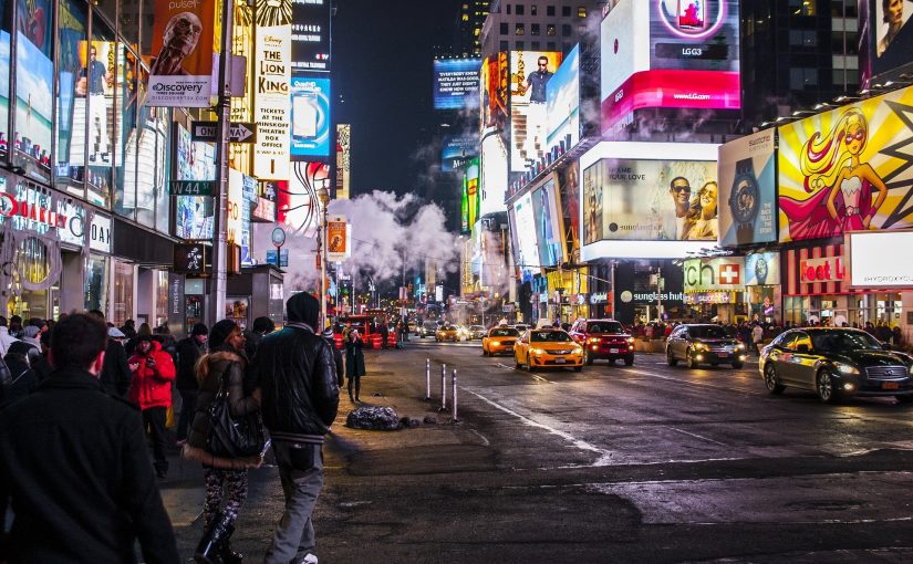 Auffällig leuchtende digitale Außenwerbung am Times Square in New York
