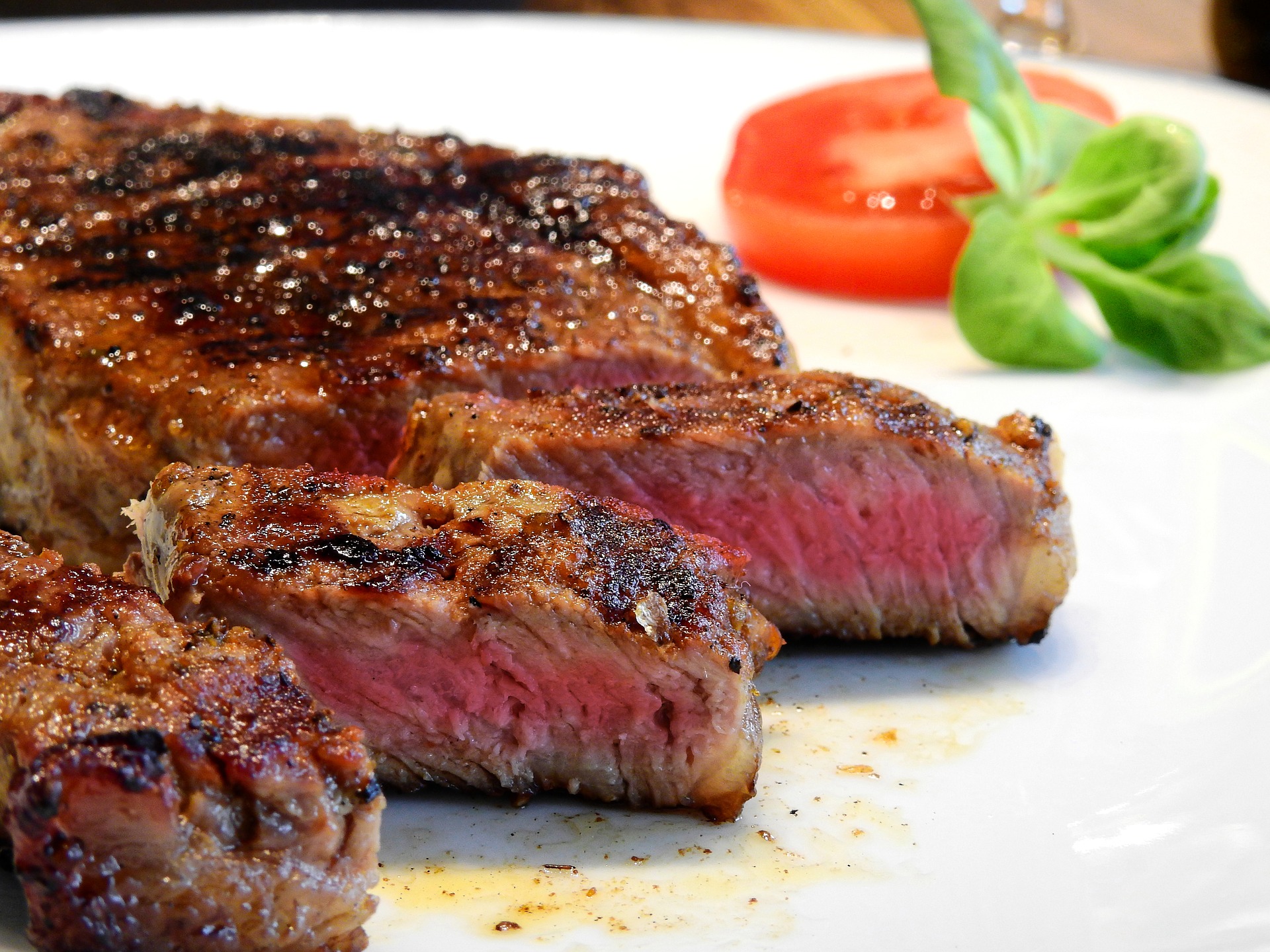 Angeschnittene Stücke Fleisch auf einem Teller. 