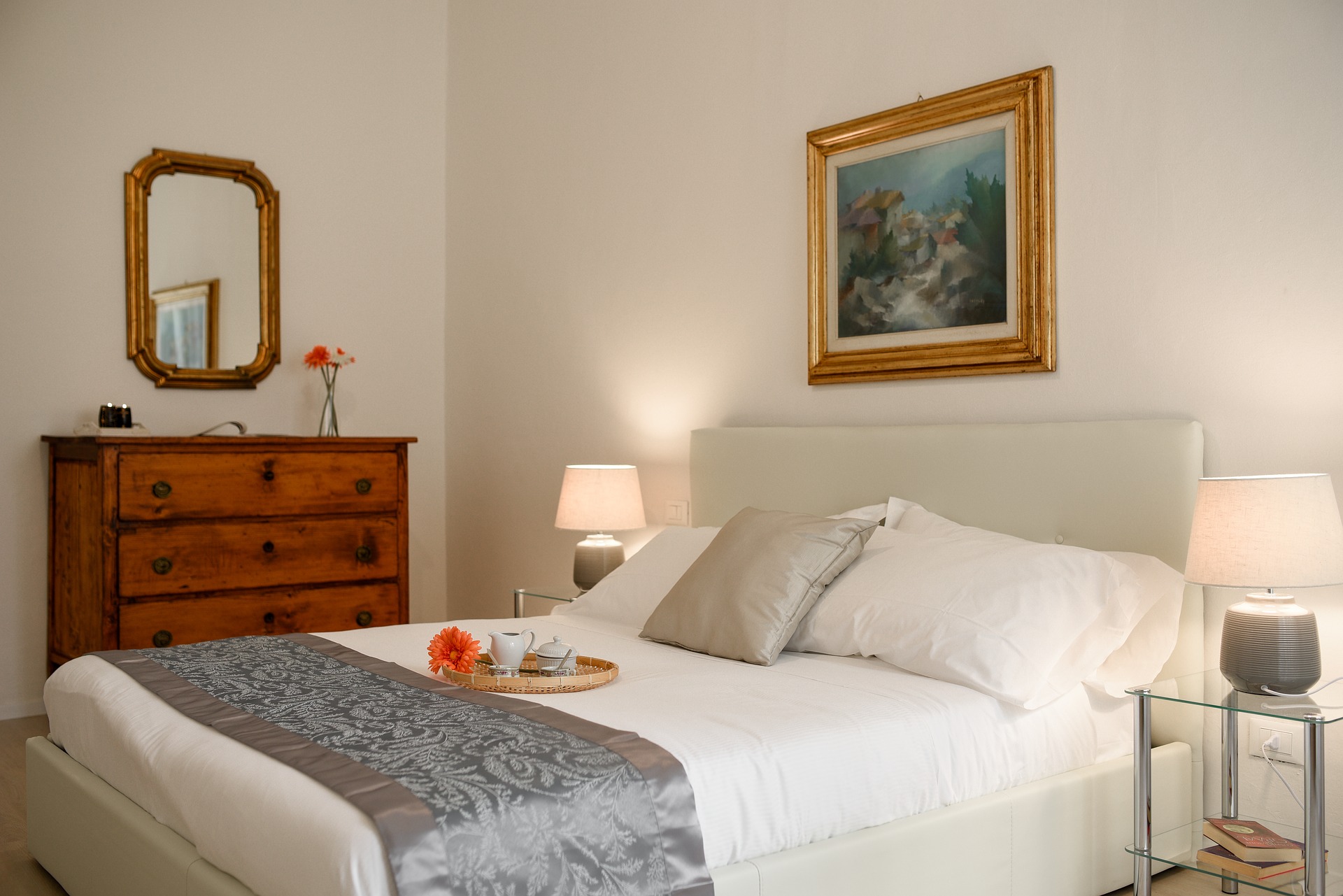 Bett im Schlafzimmer in einer Privatunterkunft
