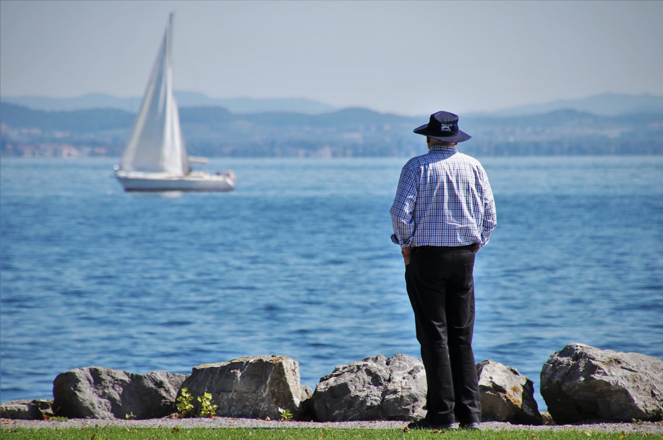 Mann blickt auf den Bodensee