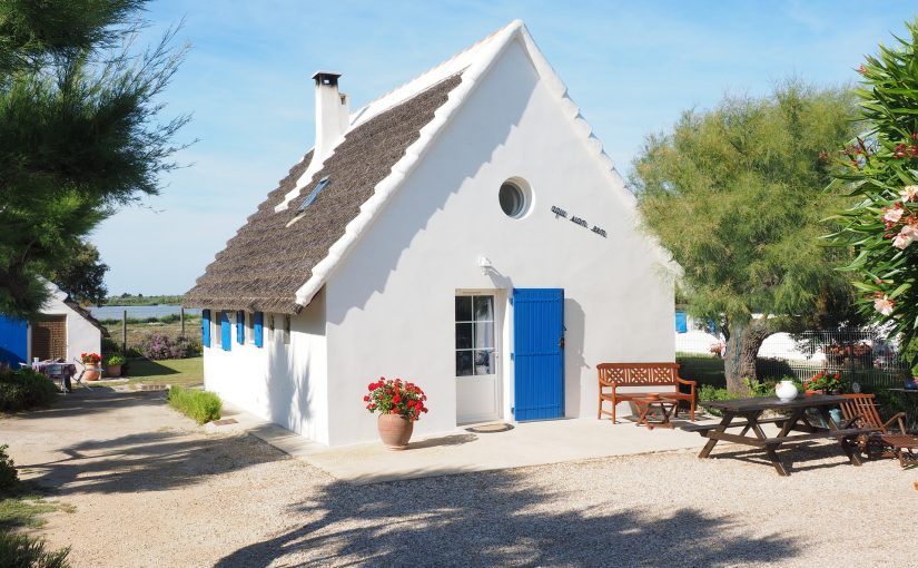 Kleines weißes Ferienhaus in der Natur