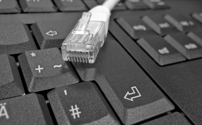 DSL-Kabel auf einer schwarzen Tastatur