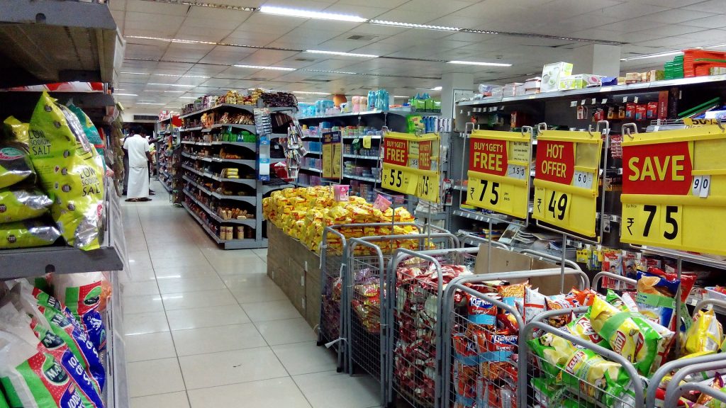 Supermarktgänge mit einigen Sonderangeboten