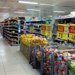 Supermarktgänge mit einigen Sonderangeboten