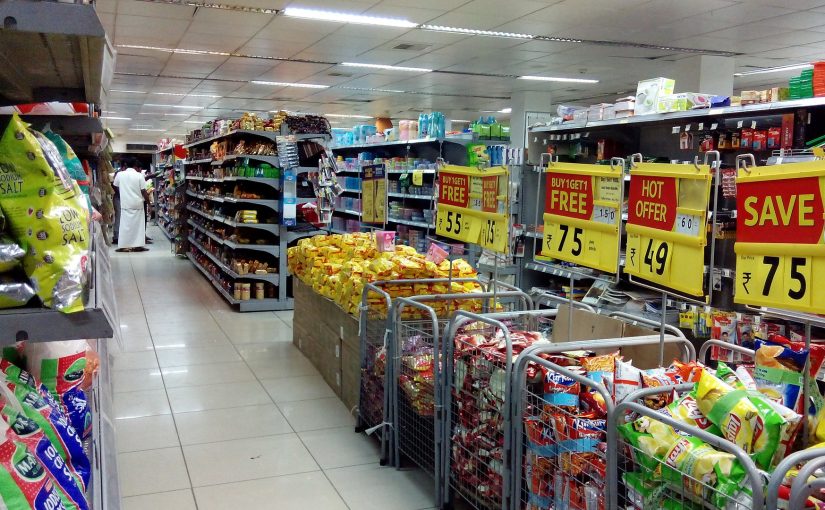 Supermarktgänge mit einigen Sonderangeboten