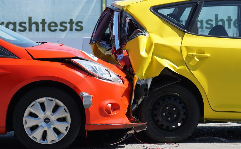 Ein rotes und ein gelbes Auto nach einem Unfall