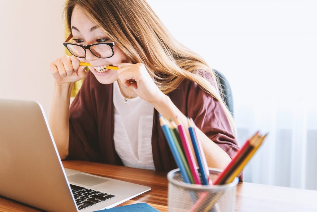 Junge Frau studiert am Laptop verfügbare Vertragsangebote