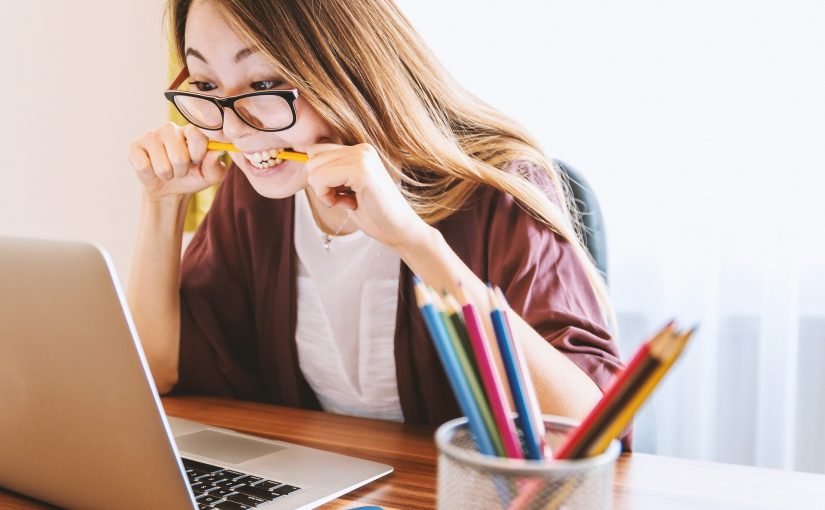 Junge Frau studiert am Laptop verfügbare Vertragsangebote
