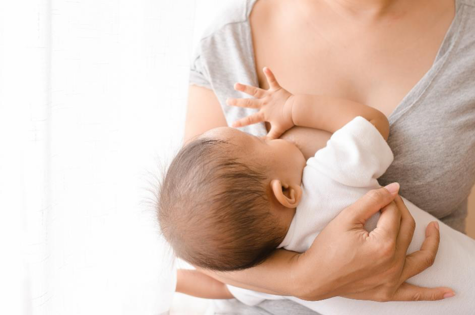 Muttermilch enthält alle wichtigen Nährstoffe für das Baby. 