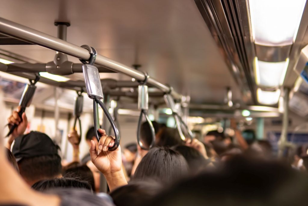 Überfüllte Busse und Bahnen...