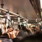 Überfüllte Busse und Bahnen...